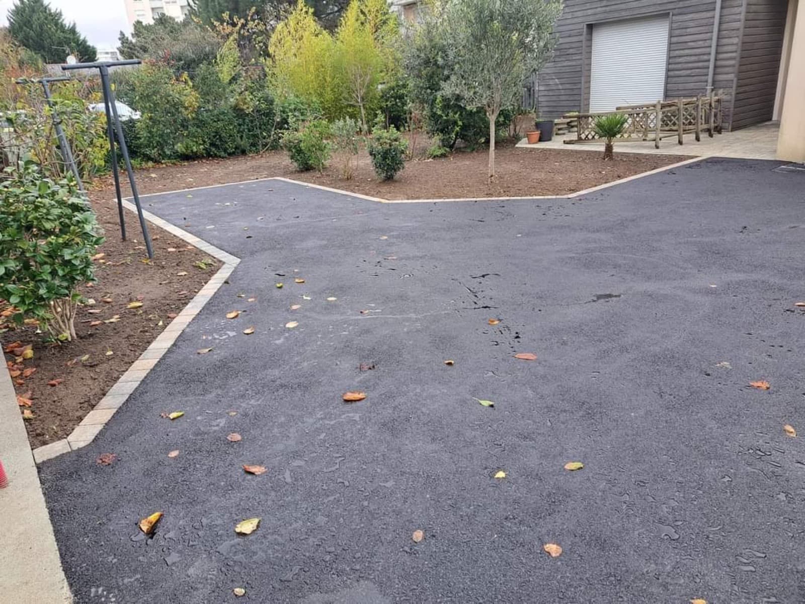 Photo après travaux - cour en enrobés à Angers - Résultat final du projet