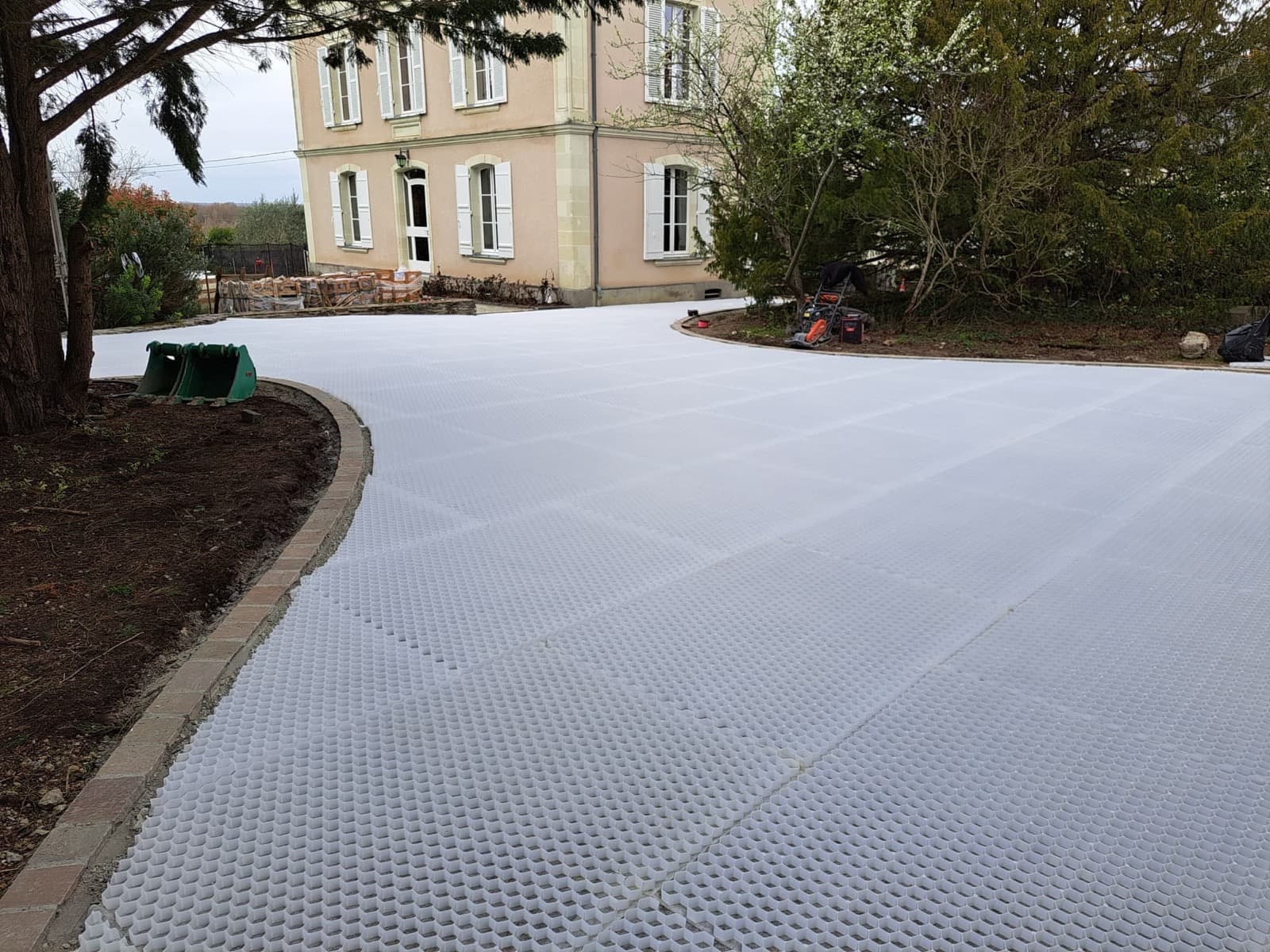 Dalles Alvéolées Remplissage en Gravillons Beige