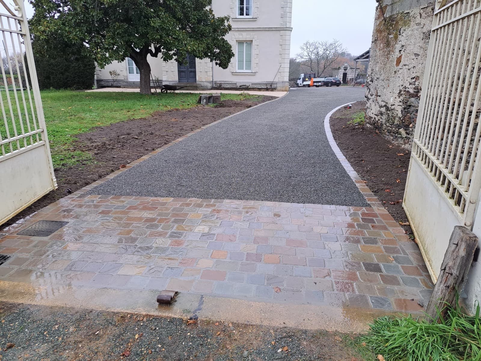 Pavage d'Entrée de Portail en Grès des Indes Multicolor