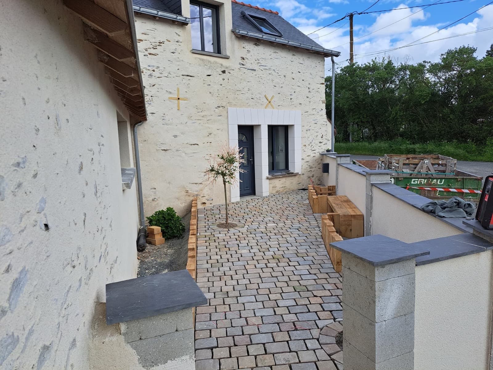 Pavage en Grès des Indes Multicolore et Jardinières en Traverses Chêne