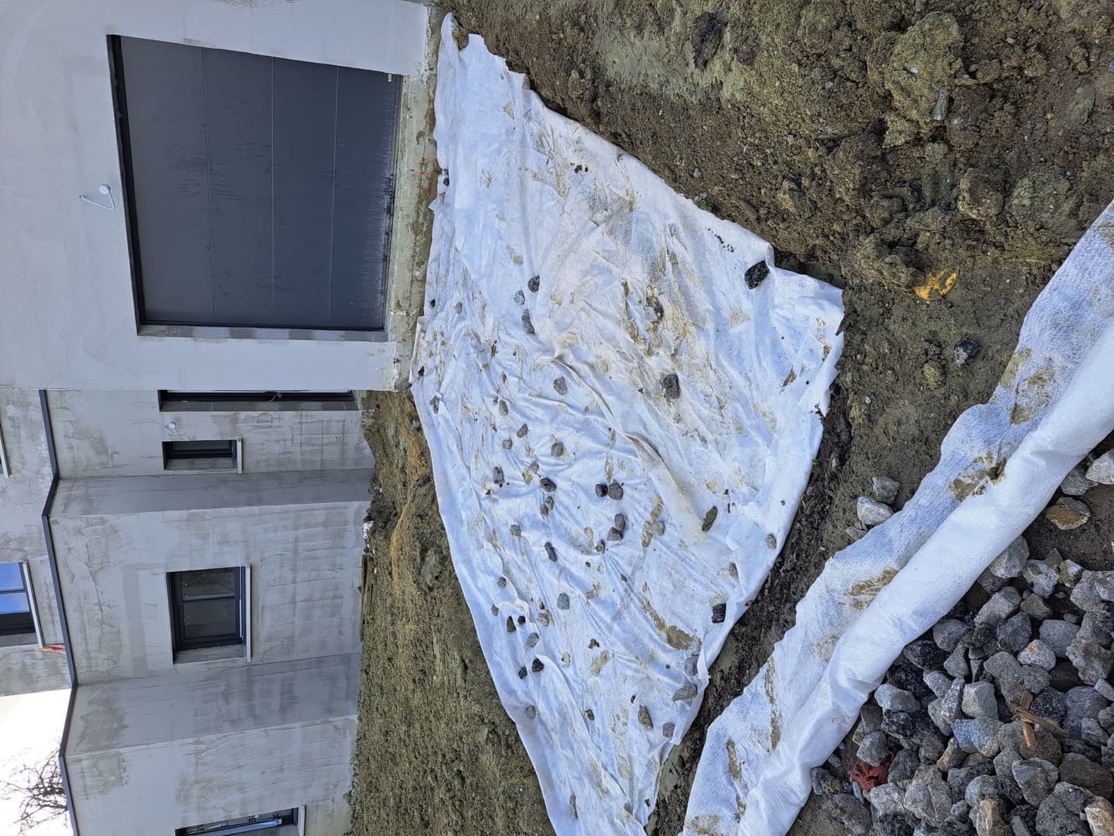 Terrassement et Empierrement d'une Entrée de Maison